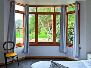 4 bedrooms, iron/ironing board, WiFi, bed sheets - Charming Garfield Farm Stay 4BR Holiday Villa (Garfield)