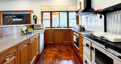 Charming Garfield Farm Stay 4BR Holiday Villa