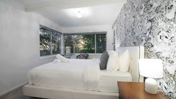 3 bedrooms, desk, iron/ironing board, WiFi