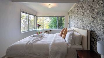 3 bedrooms, desk, iron/ironing board, WiFi