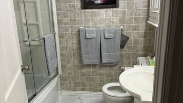 Douche, serviettes fournies, savon, papier toilette