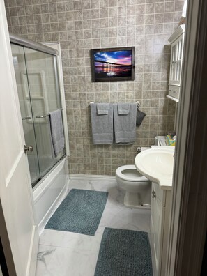 Shower, towels, soap, toilet paper - Charming 3-bedroom house with WiFi, AC in lovely Wichita Falls (Wichita Falls)