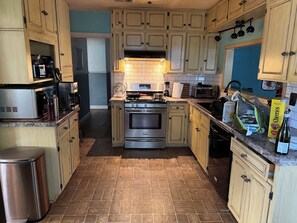 Microwave, oven, stovetop, dishwasher - Charming 3-bedroom house with WiFi, AC in lovely Wichita Falls (Wichita Falls)