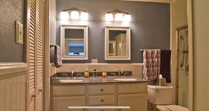 Charming 3-bedroom house with WiFi, AC in lovely Wichita Falls