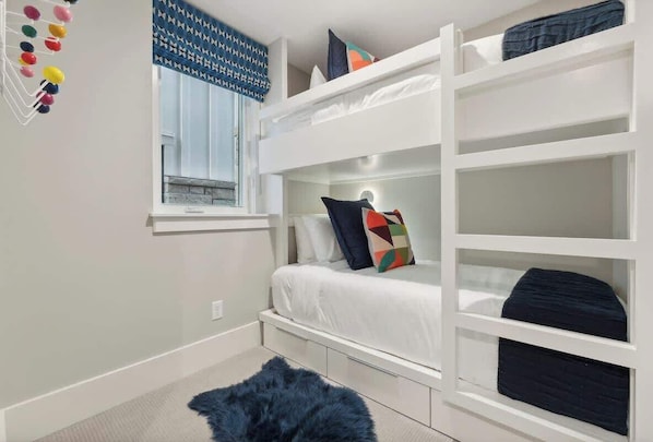 4 bedrooms, iron/ironing board, travel crib, WiFi (free)