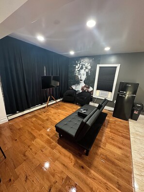 Interior - Spacious 3-bedroom apartment in cool Queens with WiFi, AC (Queens)