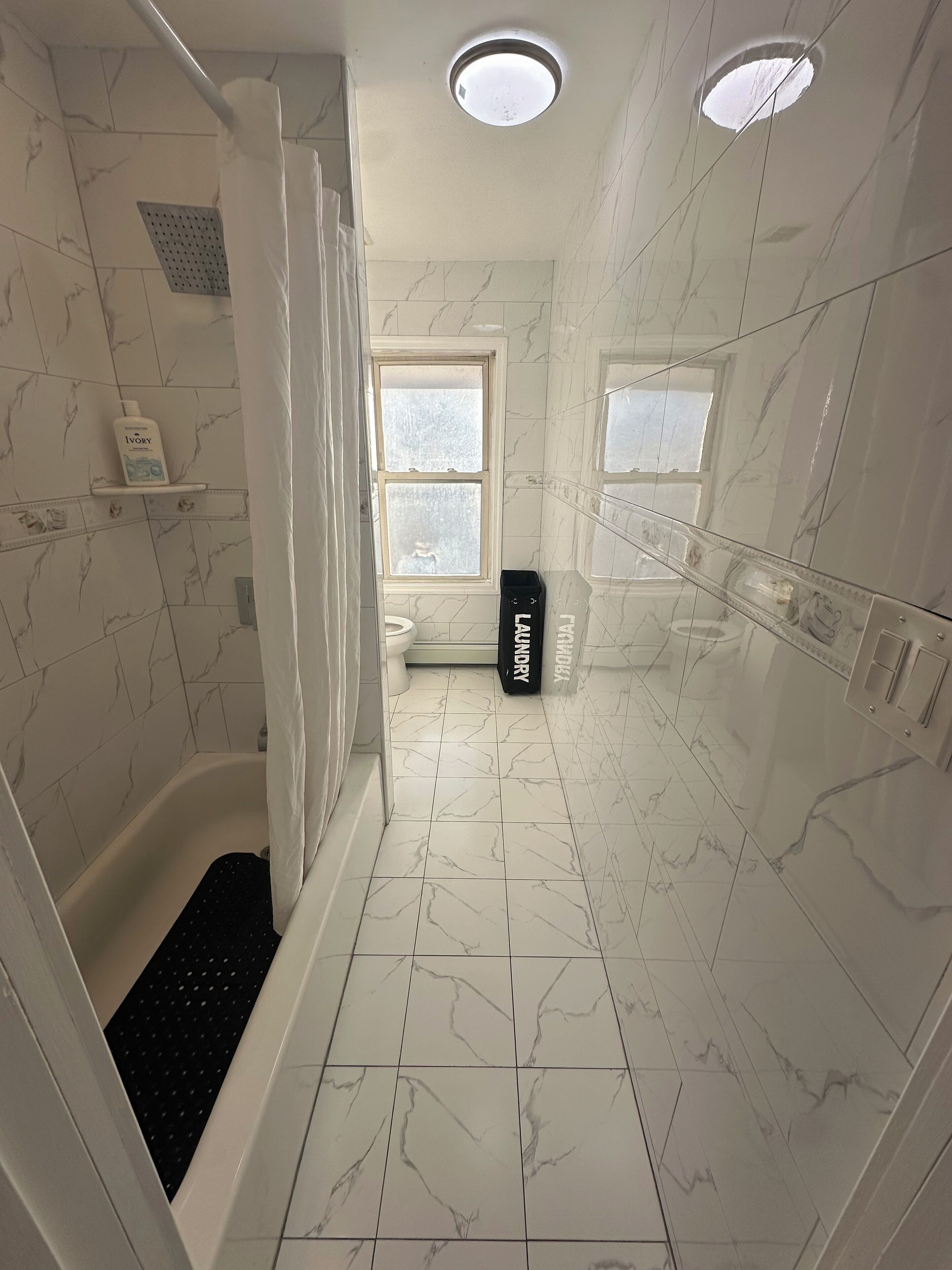 吹风机、毛巾、肥皂、卫生纸