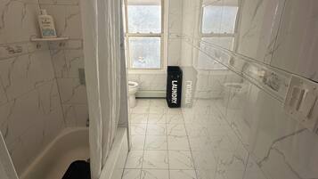 Secadora de cabello, toallas, jabón, papel de baño