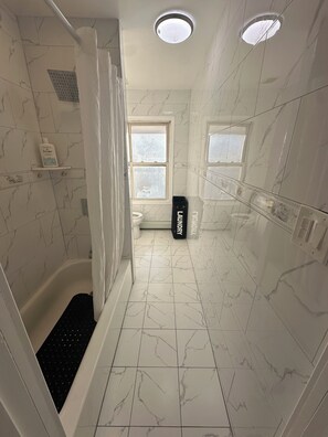 Hiustenkuivaaja, pyyhkeet, saippua, vessapaperi