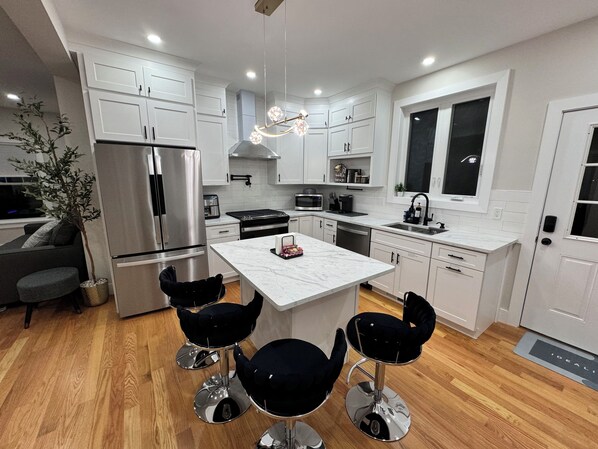 Réfrigérateur, micro-ondes, four, plaque de cuisson