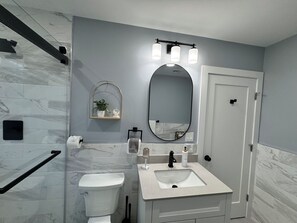 Douche, sèche-cheveux, serviettes fournies, savon