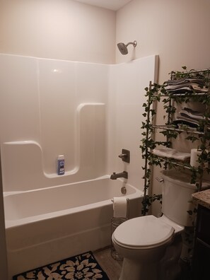 Een haardroger, handdoeken, zeep, toiletpapier
