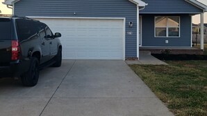 Ein zweistöckiges Haus mit Garage, Auffahrt und Hausnummer 271.