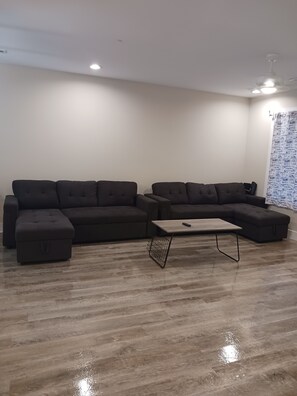 Living area - Sweet Home 6 (Bowling Green)