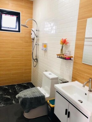 Villa, uitzicht op zwembad | Badkamer