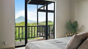 3 bedrooms, desk, laptop workspace, blackout curtains - Serene Hills Arenal (Monterrey)