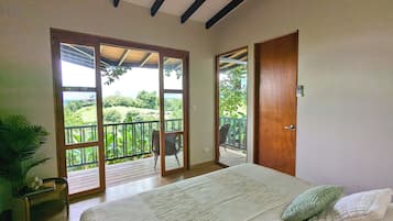 3 habitaciones, escritorio y espacio para trabajar con laptop