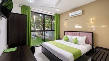 2 bedrooms, desk, iron/ironing board, WiFi