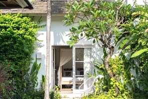 3 bedrooms, laptop workspace, cots/infant beds, bed sheets - Villa Tara by Villa Finder (Seminyak)