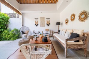 Villa - 3 sovrum - utsikt mot poolen | Vardagsrum | 32-tums LED-tv med satellitkanaler och dvd-spelare