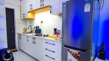 Luxury Studio Suite, City View | Private kitchen | Fridge, microwave, cookware/dishes/utensils