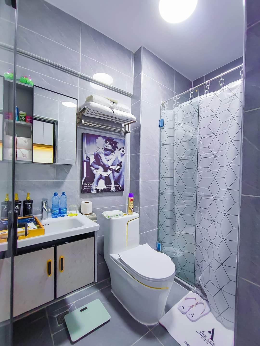 Ducha, pantuflas, toallas, jabón