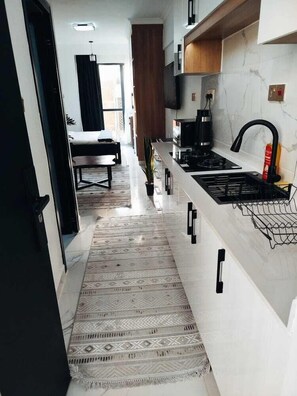 Comfort Studio Suite, City View | Private kitchen | Fridge, microwave, cookware/dishes/utensils