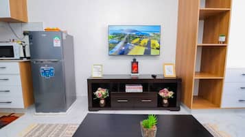 Deluxe Studio Suite, City View | Living area | 24-inch Smart TV with digital channels