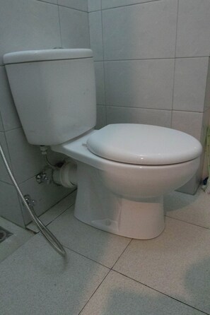 Standard-Suite, Stadtblick | Badezimmer | Dusche, Handtücher, Seife