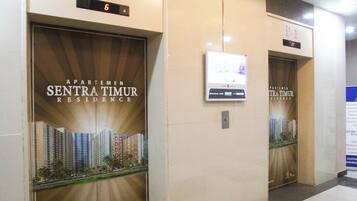 Kamar Double Keluarga, pemandangan kota | Meja kerja