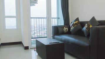 Deluxe Suite, Balcony, City View | Desk