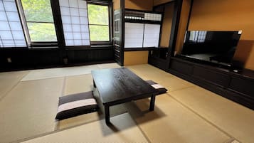 Family Quadruple Room, Non Smoking | Desk, free WiFi, bed sheets