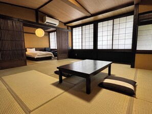 ファミリー 4 人部屋 禁煙 | デスク、WiFi (無料)、ベッドシーツ