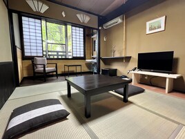 Quarto duplo básico, para não fumantes | Escrivaninha, Wi-Fi de cortesia, roupa de cama