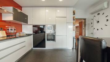 Refrigerador, microondas, horno y lavavajillas