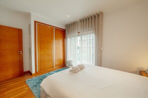 5 bedrooms, iron/ironing board, free WiFi, bed sheets