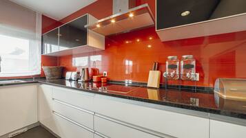 Refrigerador, microondas, horno y lavavajillas