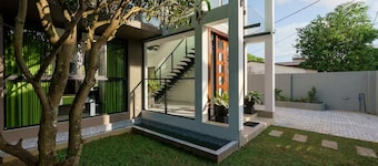 Green Vibe -Two Bedroom Pool View Apartment in Colombo