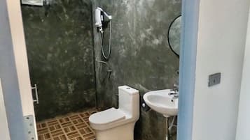 Standard Double Room | Bathroom | Shower, towels, soap, shampoo