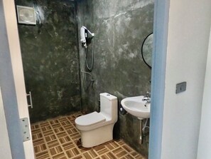Standard-Doppelzimmer | Badezimmer | Dusche, Handtücher, Seife, Shampoo