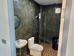 Habitación estándar con 2 camas individuales | Baño | Regadera, toallas, jabón, shampoo 