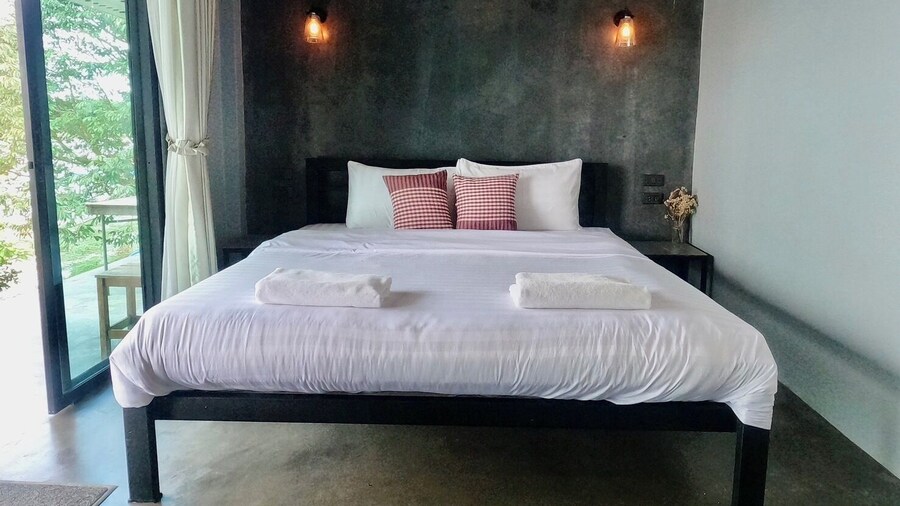 OYO 75530 By the dam cafe and farmstay