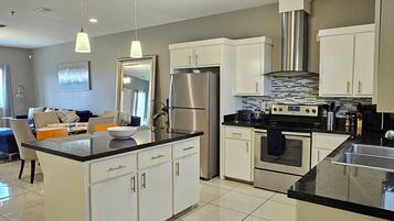 Refrigerador, microondas, horno y cafetera y tetera