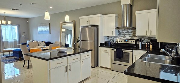 Frigorífico, microondas, horno y cafetera o tetera