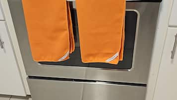 Fridge, microwave, oven, coffee/tea maker