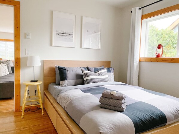 1 bedroom, desk, WiFi, bed sheets