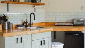 Kaffetrakter/tekoker, kjøleskap, mikrobølgeovn og ovn