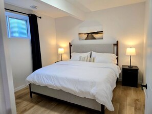 2 soverom, skrivebord, strykejern/-brett og wi-fi