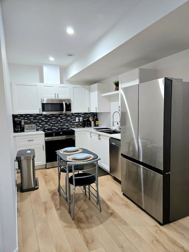 Cozy Suite - 2 Bedrooms *King Bed* - Equipped - Close to West Edmonton Mall
