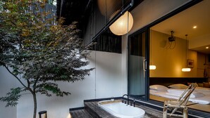 ستائر تعتيم ومكواة/لوح كي وواي فاي مجانًا